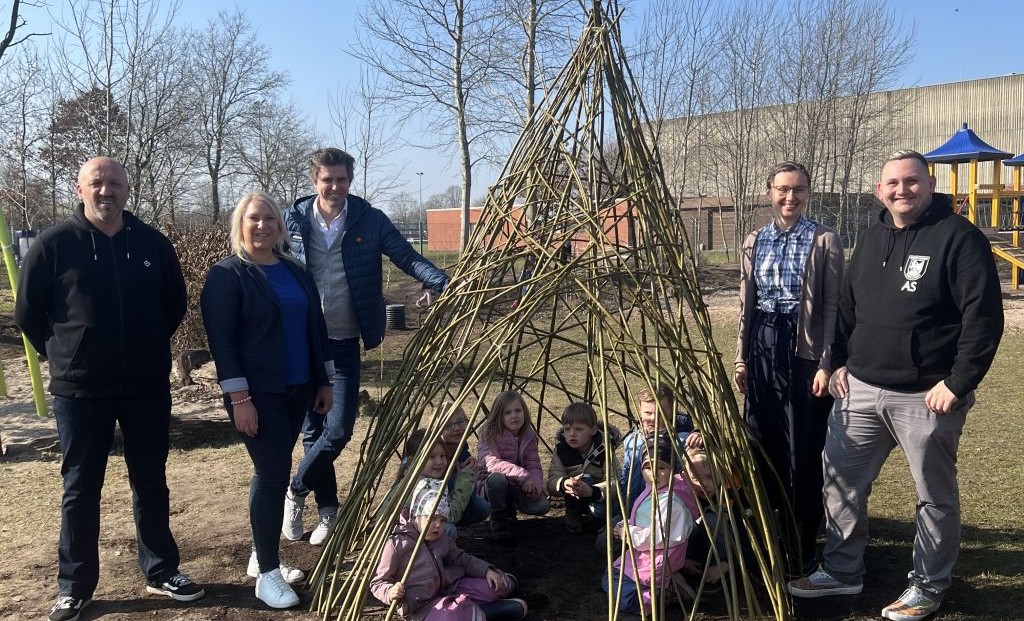 Unser Verein MEBO hilft engagiert sich für soziale und nachhaltige Projekte in unserer Region. Dieses Mal durften wir die Kita Kindertagesstätte IM STREEM in Wahlstedt unterstützen und haben einen Weiden-Tipi Bausatz im Wert von 438 € gekauft und gespendet.